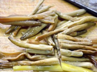 4、四喜烤麸,黄花菜切断