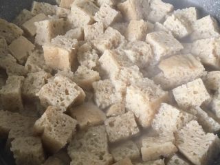 5、四喜烤麸,烤麸焯水五分钟，漂洗掉淀粉