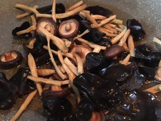 7、四喜烤麸,香菇、木耳、黄花菜放油锅爆香存出