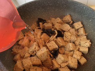 10、四喜烤麸,加料酒、生抽、老抽、盐、冰糖翻炒均匀后，加入500毫升水