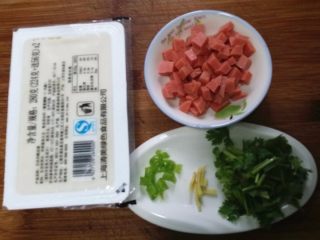 1、火腿豆腐羹,准备好盒装豆腐及火腿肠切小丁、葱姜和香菜