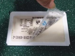 2、火腿豆腐羹,将盒装豆腐四周用干净的抹布，擦净并撕去压膜