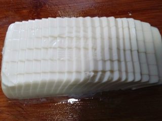 4、火腿豆腐羹,将嫩豆腐横、竖交错切小丁