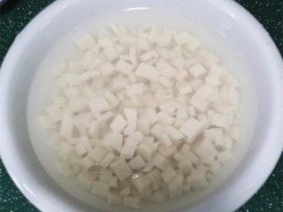 5、火腿豆腐羹,放入清水中，冲洗干净备用
