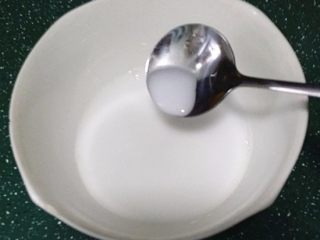6、火腿豆腐羹,放入清水中，冲洗干净备用