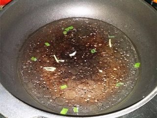 7、火腿豆腐羹,热锅凉油爆香葱姜，倒入适量清水加盖大火