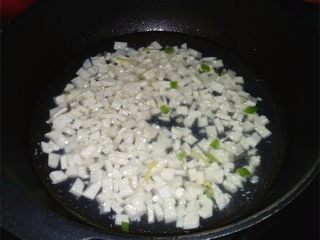 8、火腿豆腐羹,水开后倒入豆腐小丁，加盖大火