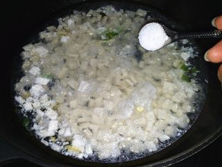 9、火腿豆腐羹,滚开后加少许食盐调味