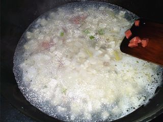 11、火腿豆腐羹,倒入火腿小丁