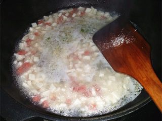 12、火腿豆腐羹,火腿丁就浮起后撒少许味精