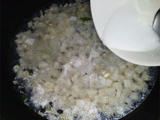 10、火腿豆腐羹,倒入生粉液，边倒边用锅铲滑锅