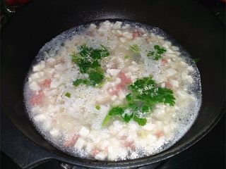 13、火腿豆腐羹,最后丢些香菜增色起香关火