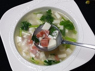 14、火腿豆腐羹,倒入碗中，汤稠豆腐嫩滑