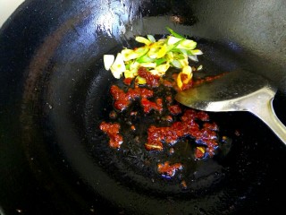 11、圆土豆+干锅土豆片,放入一勺郫县豆瓣酱炒出红油