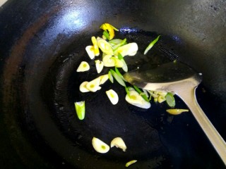 10、圆土豆+干锅土豆片,用锅里底油爆香葱姜蒜