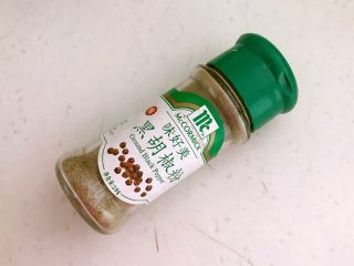 1、快手菜 黑椒三文鱼,黑胡椒粉