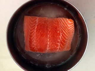 3、快手菜 黑椒三文鱼,用冷水清洗干净