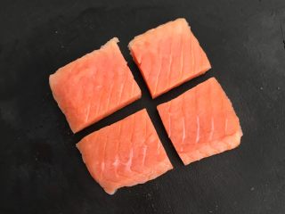 5、快手菜 黑椒三文鱼,把三文鱼切成小块
