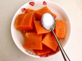 6、快手菜 黑椒三文鱼,加入精盐