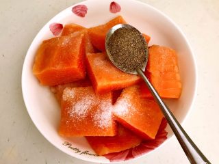 7、快手菜 黑椒三文鱼,加入黑胡椒粉