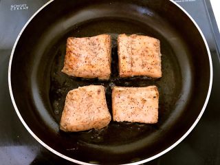 11、快手菜 黑椒三文鱼,煎至两面微黄即可