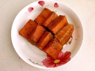 8、快手菜 黑椒三文鱼,调匀后腌制15分钟