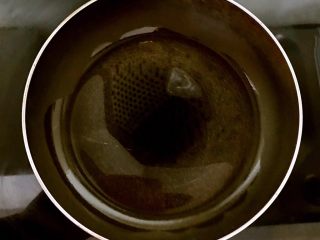 9、快手菜 黑椒三文鱼,锅里加入橄榄油