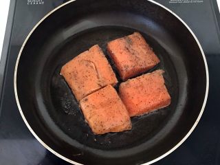 10、快手菜 黑椒三文鱼,橄榄油烧至7分热的时候放入三文鱼,煎至一面变色立即翻面