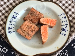 12、快手菜 黑椒三文鱼,黑椒三文鱼出锅了