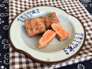 13、快手菜 黑椒三文鱼,黑椒三文鱼口感鲜嫩,黑胡椒味道浓郁,真的很美味!