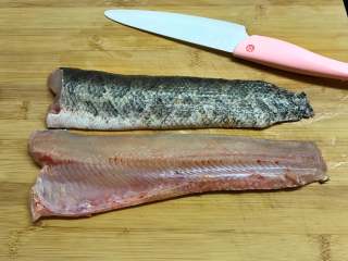 1、番茄鱼,黑鱼买回来后，清洗干净，然后把头尾去掉。