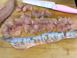 2、番茄鱼,用刀片成薄的鱼片。