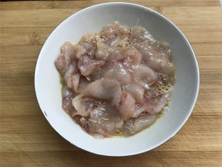 3、番茄鱼,然后把鱼片用料酒，少许盐，一个蛋清再加点生粉腌15分钟。