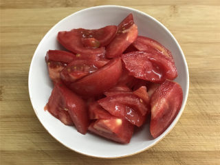 4、番茄鱼,2个番茄清洗干净后切成小块。