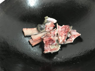 5、番茄鱼,锅中倒适量油，爆香老姜后把鱼头和鱼尾和鱼骨放入油中煎一下，然后盛出。