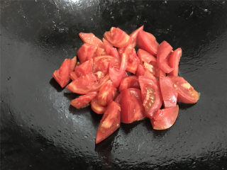 6、番茄鱼,锅中再倒少许油，把番茄放入翻炒至起沙。