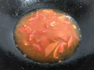 7、番茄鱼,加入适量的水煮开，然后加入番茄火锅料。