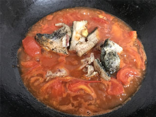 8、番茄鱼,再把煎好的鱼头鱼尾和鱼骨一起放入汤料大火煮开后转中火。