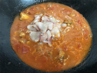 9、番茄鱼,煮至汤浓稠再把腌好的鱼肉放入一起煮。