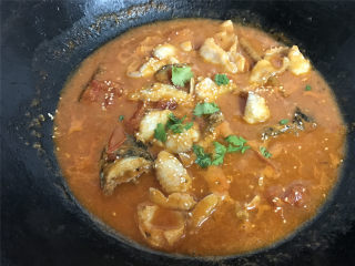 11、番茄鱼,撒上白芝麻再撒上香菜即可熄火。