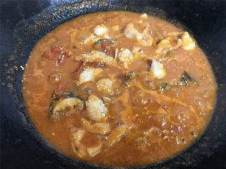 10、番茄鱼,等放入的鱼肉变色。