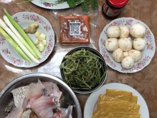 1、美味火锅鱼,原料准备，所有食材洗净待用。