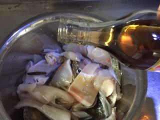 2、美味火锅鱼,鱼切片洗净，沥干水分，倒入料酒豁匀，最后倒出盆中的料酒不用。草鱼、白鲢，花鲢都可以，本菜谱中使用的是白鲢，净重3斤，杀后2斤4两。