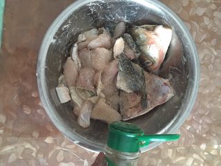 4、美味火锅鱼,放入适量白胡椒粉，去腥提味。