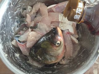 5、美味火锅鱼,倒入适量芝麻香油，提香。