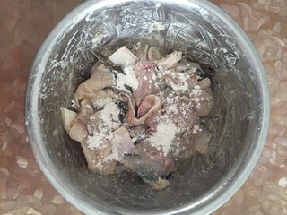 6、美味火锅鱼,放入适量淀粉，提升鱼的嫩度。如果淀粉是颗粒状的，需用水稀释后放入，建议最好打成粉状的。注意：淀粉不要放多了，不然煮的时候要昏汤，本菜谱只放了4勺。