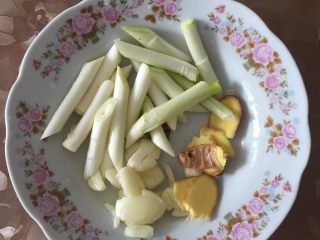 7、美味火锅鱼,葱切段，蒜拍破，姜切片