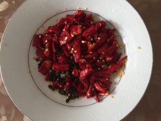 8、美味火锅鱼,干辣椒，干花椒用清水洗去表面灰尘，然后干辣椒剪成段容易出味。不喜欢吃辣和嘛的可以不放。红花椒更香，青花椒更麻，根据情况选用，本菜谱使用的青花椒。
