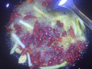 11、美味火锅鱼,紧接着倒入辣椒段和花椒，并把火关小一点，炒制半分钟。