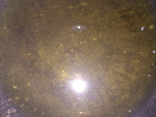 9、美味火锅鱼,锅内放入植物油加热。菜籽油、玉米油、花生油、色拉油都可以。油一定要多，少了味道就差很多，建议放150克至200克。